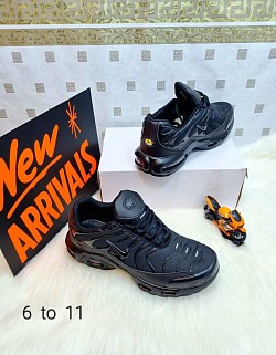 BLACK NIKE TNS £35