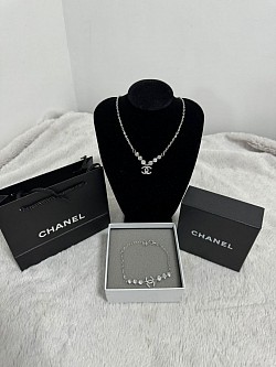 CHANEL JEWELLERY SET £30