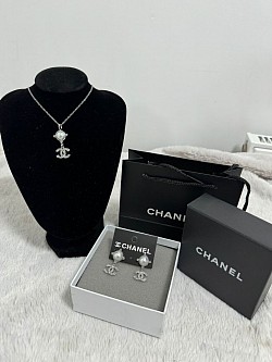 CHANEL JEWELLERY SET £30