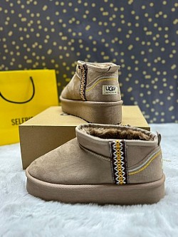 LIGHT GREY TAZ UGGS £35