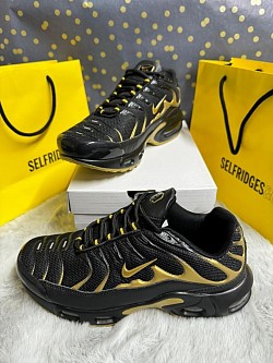 BLACK/GOLD NIKE TRAINERS £35