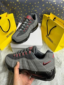 GREY NIKE TRAINERS £35