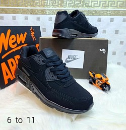 BLACK NIKE TRAINERS £35