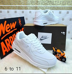 WHITE NIKE TRAINERS £35