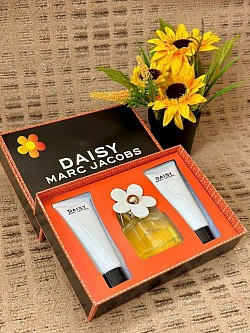 LADIES MARC JACOBS DAISY GIFT SET £35