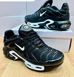 BLACK NIKE AIR TRAINERS £35