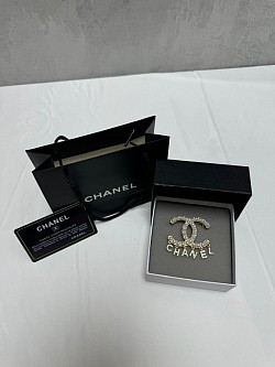 GOLD CHANEL BROOCH £25